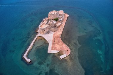 Bourtzi, Yunanistan 'ın Nafplio kentinde taş duvarlar ve taretlerin yer aldığı tarihi bir su kalesi. Ege Denizi ile çevrelenmiş olan ülke, Yunanistan 'ın deniz tarihine kısa bir bakış sunuyor