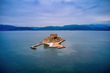 Bourtzi, Yunanistan 'ın Nafplio kentinde taş duvarlar ve taretlerin yer aldığı tarihi bir su kalesi. Ege Denizi ile çevrelenmiş olan ülke, Yunanistan 'ın deniz tarihine kısa bir bakış sunuyor