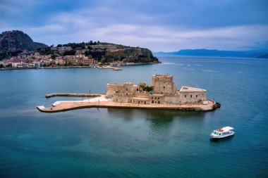 Bourtzi, Yunanistan 'ın Nafplio kentinde taş duvarlar ve taretlerin yer aldığı tarihi bir su kalesi. Ege Denizi ile çevrelenmiş olan ülke, Yunanistan 'ın deniz tarihine kısa bir bakış sunuyor