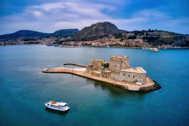 Bourtzi, Yunanistan 'ın Nafplio kentinde taş duvarlar ve taretlerin yer aldığı tarihi bir su kalesi. Ege Denizi ile çevrelenmiş olan ülke, Yunanistan 'ın deniz tarihine kısa bir bakış sunuyor