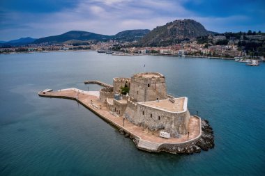 Bourtzi, Yunanistan 'ın Nafplio kentinde taş duvarlar ve taretlerin yer aldığı tarihi bir su kalesi. Ege Denizi ile çevrelenmiş olan ülke, Yunanistan 'ın deniz tarihine kısa bir bakış sunuyor