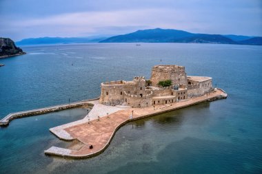Bourtzi, Yunanistan 'ın Nafplio kentinde taş duvarlar ve taretlerin yer aldığı tarihi bir su kalesi. Ege Denizi ile çevrelenmiş olan ülke, Yunanistan 'ın deniz tarihine kısa bir bakış sunuyor