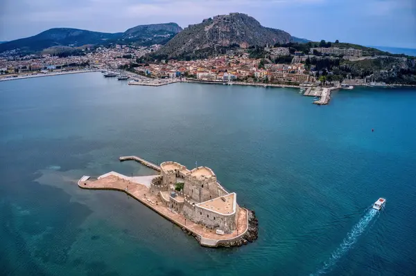 Bourtzi, Yunanistan 'ın Nafplio kentinde taş duvarlar ve taretlerin yer aldığı tarihi bir su kalesi. Ege Denizi ile çevrelenmiş olan ülke, Yunanistan 'ın deniz tarihine kısa bir bakış sunuyor