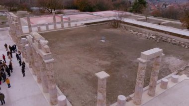 Vergina, Yunanistan -5 Ocak 2024: 16 yıllık restorasyondan sonra Aigai Sarayı 'nın havadan görünüşü. Saray Büyük İskender 'in Makedonların kralı olarak taç giydiği yer.