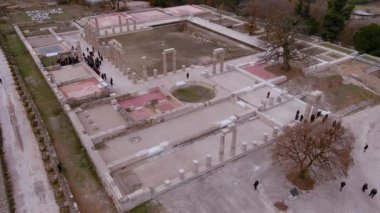 Vergina, Yunanistan -5 Ocak 2024: 16 yıllık restorasyondan sonra Aigai Sarayı 'nın havadan görünüşü. Saray Büyük İskender 'in Makedonların kralı olarak taç giydiği yer.