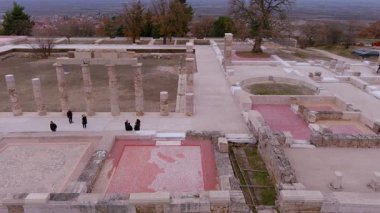 Vergina, Yunanistan -5 Ocak 2024: 16 yıllık restorasyondan sonra Aigai Sarayı 'nın havadan görünüşü. Saray Büyük İskender 'in Makedonların kralı olarak taç giydiği yer.