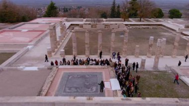 Vergina, Yunanistan -5 Ocak 2024: 16 yıllık restorasyondan sonra Aigai Sarayı 'nın havadan görünüşü. Saray Büyük İskender 'in Makedonların kralı olarak taç giydiği yer.