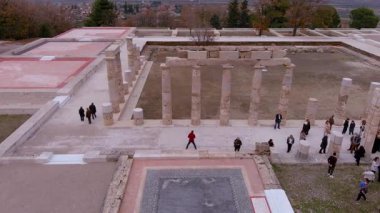 Vergina, Yunanistan -5 Ocak 2024: 16 yıllık restorasyondan sonra Aigai Sarayı 'nın havadan görünüşü. Saray Büyük İskender 'in Makedonların kralı olarak taç giydiği yer.