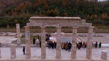 Vergina, Yunanistan -5 Ocak 2024: 16 yıllık restorasyondan sonra Aigai Sarayı 'nın havadan görünüşü. Saray Büyük İskender 'in Makedonların kralı olarak taç giydiği yer.