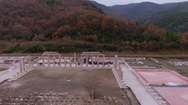 Vergina, Yunanistan -5 Ocak 2024: 16 yıllık restorasyondan sonra Aigai Sarayı 'nın havadan görünüşü. Saray Büyük İskender 'in Makedonların kralı olarak taç giydiği yer.