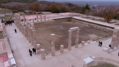 Vergina, Yunanistan -5 Ocak 2024: 16 yıllık restorasyondan sonra Aigai Sarayı 'nın havadan görünüşü. Saray Büyük İskender 'in Makedonların kralı olarak taç giydiği yer.