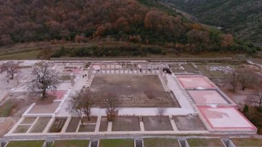Vergina, Yunanistan -5 Ocak 2024: 16 yıllık restorasyondan sonra Aigai Sarayı 'nın havadan görünüşü. Saray Büyük İskender 'in Makedonların kralı olarak taç giydiği yer.