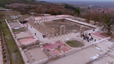 Vergina, Yunanistan -5 Ocak 2024: 16 yıllık restorasyondan sonra Aigai Sarayı 'nın havadan görünüşü. Saray Büyük İskender 'in Makedonların kralı olarak taç giydiği yer.