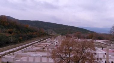 Vergina, Yunanistan -5 Ocak 2024: 16 yıllık restorasyondan sonra Aigai Sarayı 'nın havadan görünüşü. Saray Büyük İskender 'in Makedonların kralı olarak taç giydiği yer.