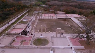 Vergina, Yunanistan -5 Ocak 2024: 16 yıllık restorasyondan sonra Aigai Sarayı 'nın havadan görünüşü. Saray Büyük İskender 'in Makedonların kralı olarak taç giydiği yer.