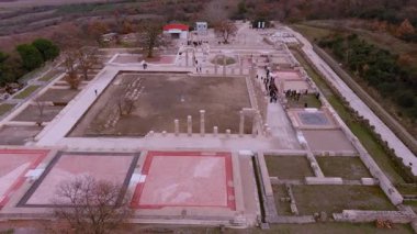 Vergina, Yunanistan -5 Ocak 2024: 16 yıllık restorasyondan sonra Aigai Sarayı 'nın havadan görünüşü. Saray Büyük İskender 'in Makedonların kralı olarak taç giydiği yer.