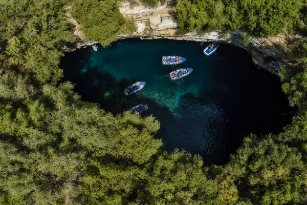 Kefalonia 'daki Melissani Mağarası kristal berrak suları olan çarpıcı bir yeraltı mağarası. Güneş ışığı açık tavandan akar, turkuaz gölü aydınlatır ve büyülü bir atmosfer yaratır.