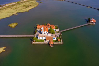 Yunanistan 'ın Porto Lagos kentindeki Vistonida Gölü üzerindeki Agios Nikolaos Manastırı ve Panaghia Pantanassa' sı 