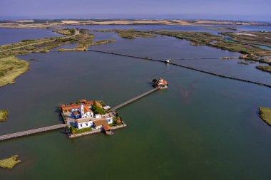 Yunanistan 'ın Porto Lagos kentindeki Vistonida Gölü üzerindeki Agios Nikolaos Manastırı ve Panaghia Pantanassa' sı 