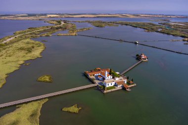 Yunanistan 'ın Porto Lagos kentindeki Vistonida Gölü üzerindeki Agios Nikolaos Manastırı ve Panaghia Pantanassa' sı 