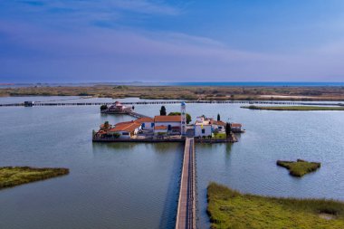 Yunanistan 'ın Porto Lagos kentindeki Vistonida Gölü üzerindeki Agios Nikolaos Manastırı ve Panaghia Pantanassa' sı 