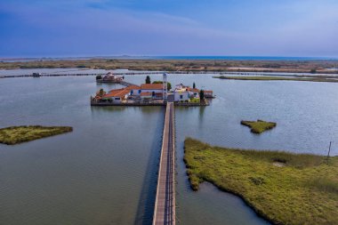 Yunanistan 'ın Porto Lagos kentindeki Vistonida Gölü üzerindeki Agios Nikolaos Manastırı ve Panaghia Pantanassa' sı 