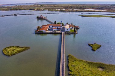 Yunanistan 'ın Porto Lagos kentindeki Vistonida Gölü üzerindeki Agios Nikolaos Manastırı ve Panaghia Pantanassa' sı 
