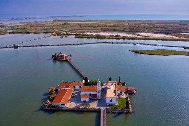 Yunanistan 'ın Porto Lagos kentindeki Vistonida Gölü üzerindeki Agios Nikolaos Manastırı ve Panaghia Pantanassa' sı 