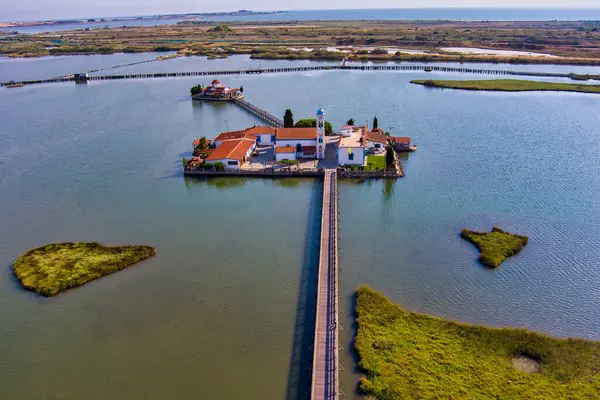 Yunanistan 'ın Porto Lagos kentindeki Vistonida Gölü üzerindeki Agios Nikolaos Manastırı ve Panaghia Pantanassa' sı 