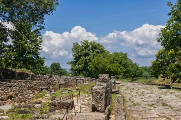 Yunanistan 'daki Dion Arkeolojik Alanı Olimpos Dağı eteğindeki kutsal antik bir şehirdir. Sergide tapınaklar, tiyatrolar, hamamlar ve mozaikler, mermer heykeller yer alıyor.