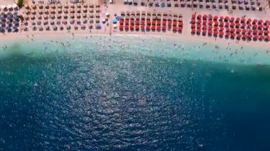 Yunanistan 'ın Kefalonia Adası' nda yer alan Antisamos Plajı kristal berraklığında turkuaz sulara, yemyeşil tepelere ve rahatlama ve keşif için mükemmel canlı bir kıyı şeridine sahip. Gerçek bir İyon mücevheri.
