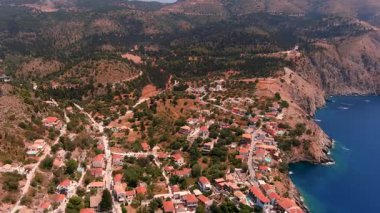 Assos, Kefalonia, Yunanistan. Gökyüzü İyon Denizi ile çevrili, manzaralı bir yarımadada yuva yapmış pitoresk bir köy. Renkli evleri ve sakin hangarları, mükemmel bir kartpostal ayarı yaratıyor..