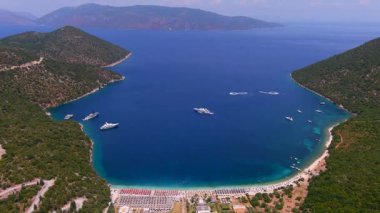 Yunanistan 'ın Kefalonia Adası' nda yer alan Antisamos Plajı kristal berraklığında turkuaz sulara, yemyeşil tepelere ve rahatlama ve keşif için mükemmel canlı bir kıyı şeridine sahip. Gerçek bir İyon mücevheri.