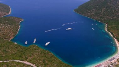 Yunanistan 'ın Kefalonia Adası' nda yer alan Antisamos Plajı kristal berraklığında turkuaz sulara, yemyeşil tepelere ve rahatlama ve keşif için mükemmel canlı bir kıyı şeridine sahip. Gerçek bir İyon mücevheri.