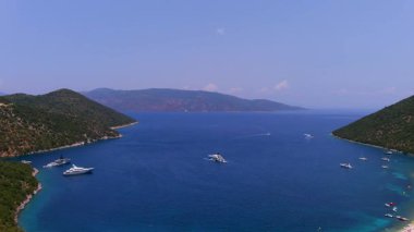 Yunanistan 'ın Kefalonia Adası' nda yer alan Antisamos Plajı kristal berraklığında turkuaz sulara, yemyeşil tepelere ve rahatlama ve keşif için mükemmel canlı bir kıyı şeridine sahip. Gerçek bir İyon mücevheri.