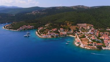 Fiscardo, Kefalonia, Yunanistan. Renkli liman evleri, lüks yatları ve kristal berrak suları olan çarpıcı bir liman köyü. Etrafı yemyeşil tepelerle çevrili, gezginler için çok sevilen bir yer.