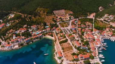 Fiscardo, Kefalonia, Yunanistan. Renkli liman evleri, lüks yatları ve kristal berrak suları olan çarpıcı bir liman köyü. Etrafı yemyeşil tepelerle çevrili, gezginler için çok sevilen bir yer.
