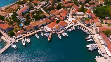 Fiscardo, Kefalonia, Yunanistan. Renkli liman evleri, lüks yatları ve kristal berrak suları olan çarpıcı bir liman köyü. Etrafı yemyeşil tepelerle çevrili, gezginler için çok sevilen bir yer.