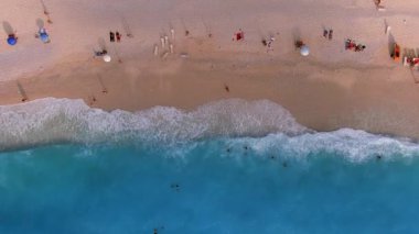 Kefalonia 'daki Myrtos Sahili büyüleyici turkuaz suları, beyaz çakıl taşları ve dik uçurumlarıyla bilinen nefes kesici bir kıyı bölgesi. Bu ikonik plaj yüzmek ve dinlenmek için ideal bir ortam sunuyor.