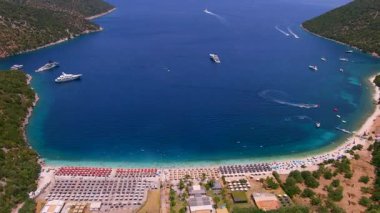 Yunanistan 'ın Kefalonia Adası' nda yer alan Antisamos Plajı kristal berraklığında turkuaz sulara, yemyeşil tepelere ve rahatlama ve keşif için mükemmel canlı bir kıyı şeridine sahip. Gerçek bir İyon mücevheri.