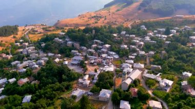 Nymfaio, Florina, Yunanistan. Taştan yapılmış evleri, kaldırımlı sokakları ve çarpıcı doğal manzarası olan büyüleyici bir dağ köyü.