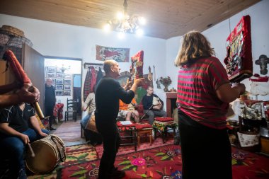 Yunanistan 'ın Lagadas kenti 23 Mayıs 2023: Müminler, Yunanistan' ın Lagadas kentinde ateşe yürümeye hazırlanıyor.