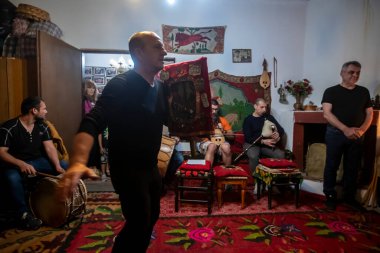 Yunanistan 'ın Lagadas kenti 23 Mayıs 2023: Müminler, Yunanistan' ın Lagadas kentinde ateşe yürümeye hazırlanıyor.