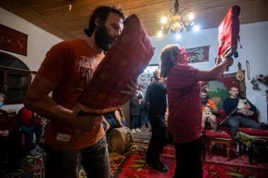 Yunanistan 'ın Lagadas kenti 23 Mayıs 2023: Müminler, Yunanistan' ın Lagadas kentinde ateşe yürümeye hazırlanıyor.