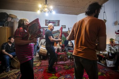 Yunanistan 'ın Lagadas kenti 23 Mayıs 2023: Müminler, Yunanistan' ın Lagadas kentinde ateşe yürümeye hazırlanıyor.