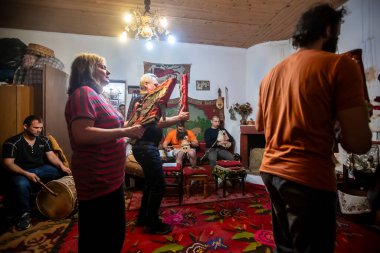 Yunanistan 'ın Lagadas kenti 23 Mayıs 2023: Müminler, Yunanistan' ın Lagadas kentinde ateşe yürümeye hazırlanıyor.