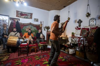 Yunanistan 'ın Lagadas kenti 23 Mayıs 2023: Müminler, Yunanistan' ın Lagadas kentinde ateşe yürümeye hazırlanıyor.