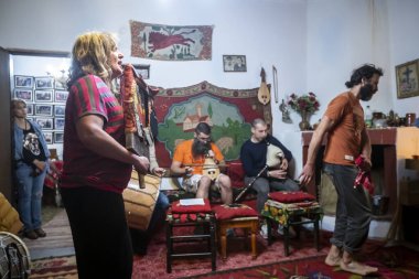 Yunanistan 'ın Lagadas kenti 23 Mayıs 2023: Müminler, Yunanistan' ın Lagadas kentinde ateşe yürümeye hazırlanıyor.