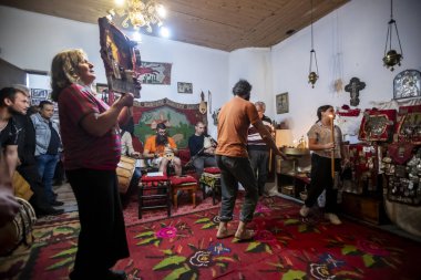 Yunanistan 'ın Lagadas kenti 23 Mayıs 2023: Müminler, Yunanistan' ın Lagadas kentinde ateşe yürümeye hazırlanıyor.