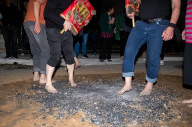 Lagadas, Yunanistan 23 Mayıs 2023: Anastenaria ayini sırasında inananlar, inancın, arındırmanın ve geleneğin sembolü olarak dini simgeler ve kırmızı bezlerle yanan kömürlerin üzerinde yalınayak yürürler.